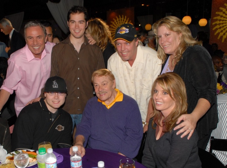 趣体育APP-ESPN：巴斯兄弟姐妹聚会时 只要不提湖人气氛就能很融洽