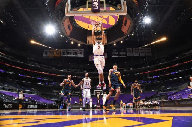 趣体育官网-詹皇点名表扬年轻的塔克,刚满20岁的他有何本事?